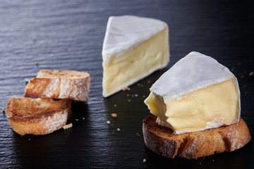 2 Stück Camembert mit Brot