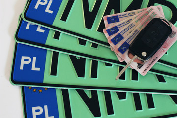Polska tablica rejestracyjna, dokumenty samochodu, prawo jazdy i kluczyk, dowód rejestracyjny