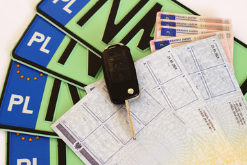 Fototapeta Polska tablica rejestracyjna, dokumenty samochodu, prawo jazdy i kluczyk, dowód rejestracyjny obraz