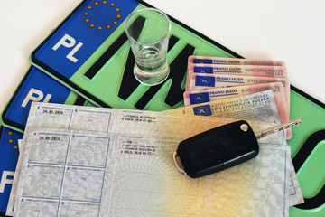Polskie dokumenty samochodu, prawo jazdy, kluczyk, dowód rejestracyjny, tablice rejestracyjne i alkohol. - obrazy, fototapety, plakaty