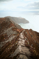 one mans path, cima de la montaña pedregosa en Donegal. Slieve leave. Irlanda