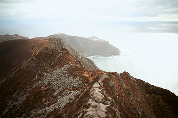 one mans path, cima de la montaña pedregosa en Donegal. Slieve leave. Irlanda