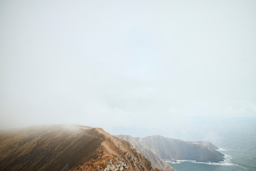 punta de monta&ntilde;a nublado, horizonte y costa. perfecto para gr&aacute;fica. Donegal. Slieve leave. Irlanda