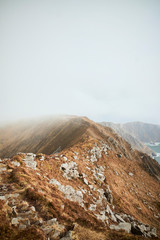 punta de monta&ntilde;a nublado, horizonte y costa maritima en Donegal. Slieve leave. Irlanda