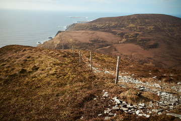comienzo de una reja, alambrado rustico en el medio de la monta&ntilde;a. Donegal. Slieve leave. Irlanda
