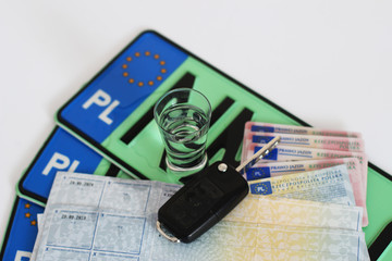 Polskie dokumenty samochodu, prawo jazdy, kluczyk, dowód rejestracyjny, tablice rejestracyjne i alkohol. - obrazy, fototapety, plakaty