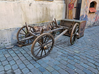 Fototapeta na wymiar an old wooden carriage 