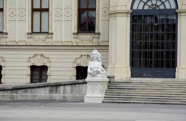 Obraz premium Belvedere Palace complex in Vienna. Austria. Located in Landstrasse, the third district of the city, southeast of the center. Sculptures of the Belvedere. Landmark of Vienna. Belvedere in the summer.