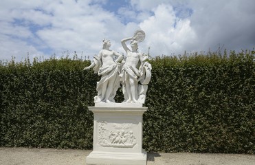 Obraz premium Belvedere Palace complex in Vienna. Austria. Located in Landstrasse, the third district of the city, southeast of the center. Sculptures of the Belvedere. Landmark of Vienna. Belvedere in the summer.