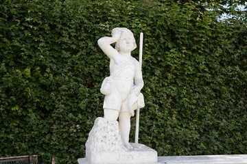 Obraz premium Belvedere Palace complex in Vienna. Austria. Located in Landstrasse, the third district of the city, southeast of the center. Sculptures of the Belvedere. Landmark of Vienna. Belvedere in the summer.