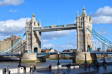 Obraz premium Stunning panoramic views and thrill of seeing London life through glass floor It's free to walk across and witness opening and closing but you will need to buy a ticket for the Tower bridge exhibition