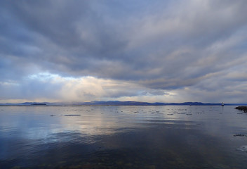 Naklejka premium Sunset over stormy and icy Lake Champlain 2