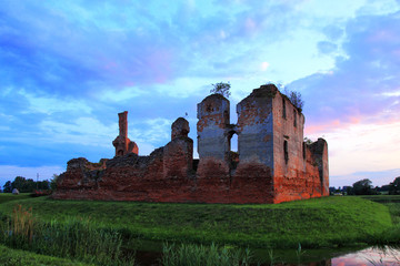 malownicze ruiny zamku w Besiekierach na zielonej wysepce - obrazy, fototapety, plakaty