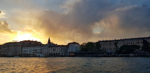 Obraz premium Beautiful bright sunset over the Venetian lagoon. Travel to the best places in Italy.