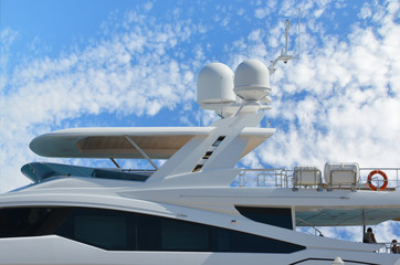 Luxusyacht im Mittelmeer bei blauem Himmel