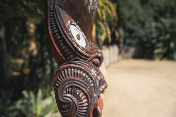 Obraz premium Totem pole Maori statue in garden