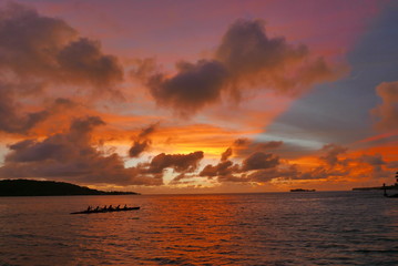 pirogue sur le lagon de Bora Bora au crépuscule
