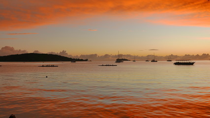 pirogue sur le lagon de Bora Bora au crépuscule
