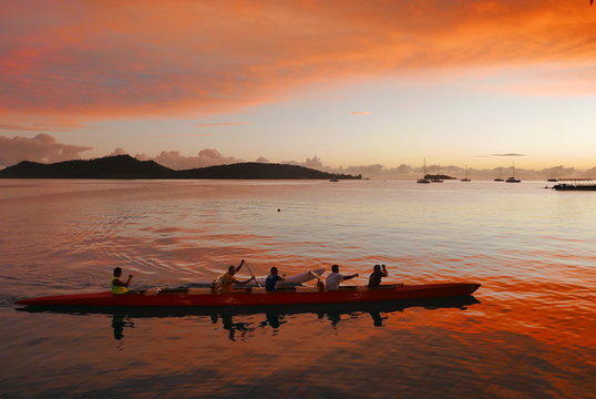 pirogue sur le lagon de Bora Bora au cr&eacute;puscule