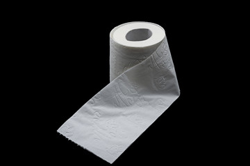 Eine angebrochene Rolle Toilettenpapier freigestellt auf schwarzem Hintergrund 