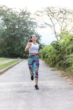 Mujer haciendo ejercicio, trotando, deporte. 
