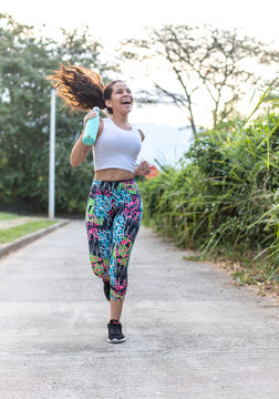 Mujer haciendo ejercicio, trotando, deporte. 