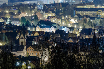 Stadt bei Nacht mit Kirche kalt