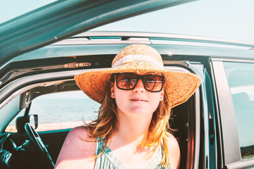 Naklejka premium woman in summer car and sunny day 