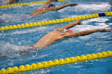 natación en una pisina cubierta