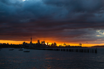 Fototapeta premium ニュージーランド オークランドの桟橋からのスカイタワーと夕焼け空