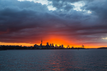 Fototapeta premium ニュージーランド オークランドの桟橋からのスカイタワーと夕焼け空