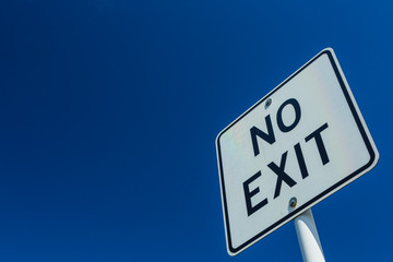 道路の標識 NO EXIT

