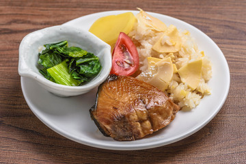 鰤の照り焼きと筍ごはん