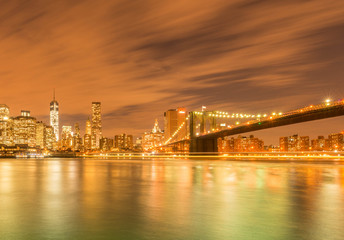 Fototapeta premium Night view of Manhattan and Brooklyn bridge