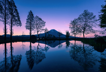 富士山の夜明けリフレクション 水面への 映り込み 