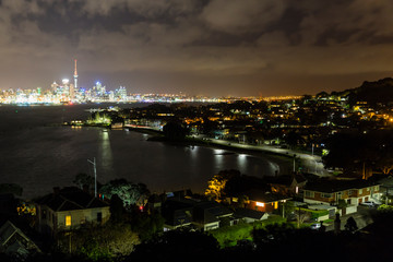 ニュージーランド　夜のオークランドのノース・ヘッド・ヒストリカル・リザーブからのスカイタワーと夜景