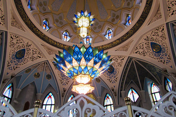 Obraz premium kul scarf mosque inside. Beautiful large chandelier