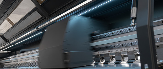 Large format digital printing machine and moving print head