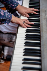 Obraz na płótnie Canvas hands playing piano