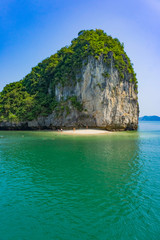 Naklejka premium Beautiful panorama of Halong Bay, Vietnam, Southeast Asia. People relax on a uninhabited island