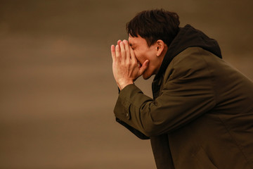 海に向かって叫ぶ男性 Wall Mural Wallpaper Murals Yamasan