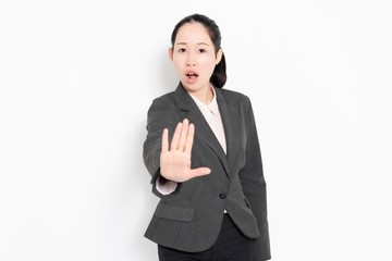 NGのポーズをする女性