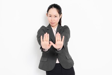 NGのポーズをする女性