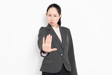 NGのポーズをする女性