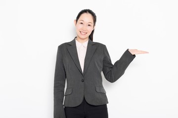 案内をする女性