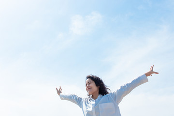 空と女性