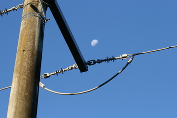 Obraz premium barbed wire on background of blue sky moon