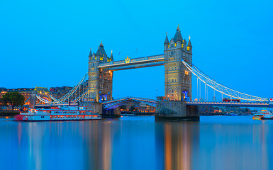 Obraz premium Panorama of the Tower Bridge and Tower of London on Thames river at twilight blue hour - London England