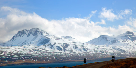 Fototapeta premium Amazing winter landscape of the snow cap on the mountain range in Iceland