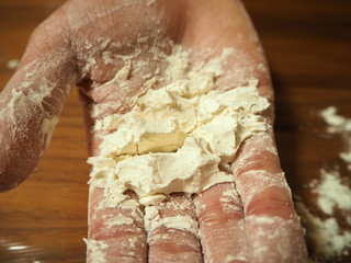 強力粉を手で握って手を開いた状態(Holding the strong flour in your hand and opening your hand)